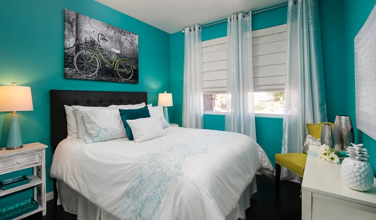 Roman shades in a Orlando bedroom